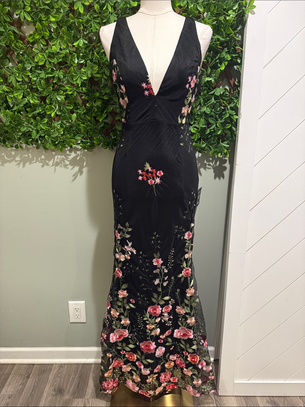 NWT-Soiree Blossom Black Floral Embroidered Mermaid Maxi Dress - Picture 3 of 16